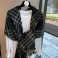 Bufanda de punto a cuadros negros y verdes con flecos elegante para mujer en este invierno. - Cuadros Verde Oscuro