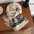 Écharpe en tricot chaud d'hiver avec motif jacquard rétro et écusson en cuir chic pour femmes. - Cœur Flocon Beige