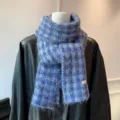 Primer plano detallado de una bufanda de punto de cuadros azul y gris, textura suave y calida. - Cuadros Azules