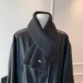 Detalle de bufanda de invierno de punto grueso gris oscuro, cuello cálido y suave para días fríos. - Negro