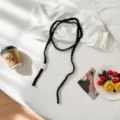 Detalle de bufanda de collar de punto de ganchillo negro hecho a mano, accesorio coreano versátil. - Negro