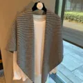 Mantón capa de punto a rayas blancas y negras de mujer otoño invierno moda elegante. - 100% Lana - Negro y Blanco