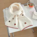Cálida bufanda de punto blanca con bonito bordado de mariposas y borde rojo festoneado. - Blanco