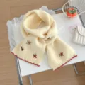 Bufanda de punto crema acogedora con bordado de mariposa y borde rojo para el invierno. - Amarillo