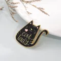 Primer plano del bonito broche de esmalte de gato negro con borde dorado y diseño. - Dama de los Gatos Negra
