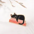 Bonito pin esmalte gato negro broche creativo de libro literario para mochila - Serie Literaria de Gato Negro (Catsby/Harry Pawter)