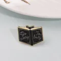Broche esmaltada gato negro libro con cita divertida insignia de metal bonita accesorio - Gato Negro Leyendo (Go away I'm busy)