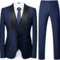 Detailansicht des blauen dreiteiligen Herrenanzugs mit schwarzem Schalkragen und passender Hose. - XS / Oberteil und Unterteil / Marineblau