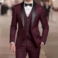 Vista dettagliata di un elegante abito tre pezzi da uomo bordeaux con collo a scialle nero. - Borgogna