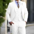 Vista dettagliata dell'elegante abito da uomo bianco a tre pezzi per matrimoni ed eventi. - Bianco Sporco