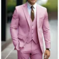 Primo piano del completo rosa da uomo a tre pezzi con dettagli sartoriali raffinati. - Rosa