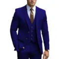 Dettagli dell'abito da uomo tre pezzi blu royal con giacca, gilet e pantaloni eleganti. - Blu zaffiro
