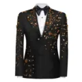 Nahaufnahme der schwarzen Anzugjacke mit funkelnden goldenen Strasssteinen und Revers. - XS / Set / Schwarz Mit Goldenen Strasssteinen
