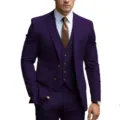 Dettaglio abito tre pezzi viola da uomo, giacca gilet e pantaloni eleganti per matrimoni ed eventi. - Viola scuro