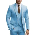 Primo piano e vista dettagliata dell'elegante abito da uomo tre pezzi azzurro chiaro. - Celeste