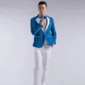 Vista detallada de la elegante chaqueta brillante para hombre y pantalón blanco para actuaciones. - M / Tops / Azul cielo