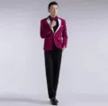 Vista detallada de la chaqueta de traje de actuación de escenario metálica ajustada con solapa. - M / Tops / Rosa rojo