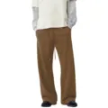 Detailansicht der bequemen, braunen Herren-Freizeithose mit weitem Bein und Kordelzug. - Dunkelbraun