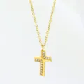 Elegante goldene Kreuzkette für Damen mit funkelnden Zirkoniasteinen aus Edelstahl. - Kreuz Stil (N0025G)