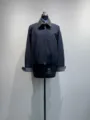 Klassieke korte damesjas in barn-stijl met contrasterende kraag en handige ritssluiting. - S / Tops / Marineblauw