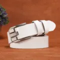 Vista detallada de un elegante cinturón de cuero blanco para mujer con hebilla de metal. - 105cm / Blanco