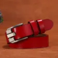 Bonito elegante cinturón de mujer de cuero rojo genuino con hebilla para vaqueros. - 105cm / Rojo