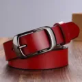 Elegante cinturón de cuero rojo para mujer con hebilla metálica clásica y estilo casual. - Rojo / 105cm