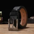 Cinturón de cuero para hombre con hebilla de pasador clásica y trabillas, elegante color negro. - 105cm / Negro