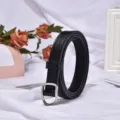 Cinturón clásico de piel sintética negra con hebilla metálica cuadrada para hombres y mujeres. - 105cm / Negro