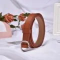 Cinturón informal de piel sintética PU para mujer y hombre con elegante hebilla cuadrada. - 105cm / Marrón