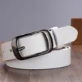 Cinturon de cuero blanco para mujer con hebilla metalica oscura estilo elegante variante - Blanco / 105cm
