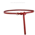 Cinturón delgado de cuero rojo con hebilla redonda dorada estilo minimalista para vestido. - Rojo