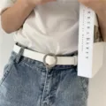 Cinturón de mujer blanco minimalista de cuero con hebilla redonda de metal estilo casual chic - Blanco