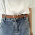Cinturón de cuero marrón para mujer con hebilla redonda metálica accesorio casual jeans - Marrón