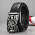 Zwarte heren lederen riem met automatische gesp en strass draaiwielontwerp, stijlvol. - Gunmetal sportwagen klavertje vier