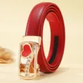 Cinturón de cuero rojo para mujer con hebilla automática dorada y corazón con brillantes. - 105cm / Corazón / Rojo
