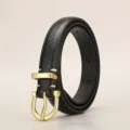Cinturón de cuero negro para mujer con hebilla dorada, accesorio de moda minimalista SKU - 105cm / Negro