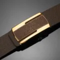 Brauner Herren-Echtledergürtel mit stilvoller goldener Automatikschließe, ideal für Freizeit. - Palmenmuster Gold Diagonaler Streifen