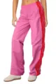 Dettaglio dei pantaloni della tuta rosa da donna con strisce laterali rosse in evidenza. - Rosa