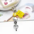 Nahaufnahme des süßen gelben Harz-Gummibärchen-Anhängers mit Smiley-Gesicht und Sternperlen. - Gelber Smiley Stil (S-YG26028C)