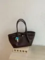 Donkerbruine geweven lederen shopper, retro stijl grote capaciteit dames schoudertas. - Met Hanger / Bruin
