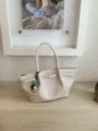 Borsa shopper intrecciata elegante da donna, grande borsa a spalla per lavoro e stile autunnale. - con portachiavi / Bianco