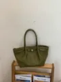 Borsa shopper in pelle intrecciata verde, elegante borsa a spalla retrò da donna. - senza ciondolo / Verde