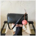 Zwarte cilindrische schoudertas met appelhanger, hoogwaardige PU lederen handtas stijlvol - Met Hanger / Zwart