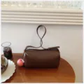 Bruine cilindrische schoudertas, stijlvolle barrel crossbody tas, minimalistische handtas. - Met Hanger / Koffie