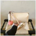 Chique witte cilindrische schoudertas voor dames met appelslingers, stijlvolle PU-tas. - Met Hanger / Broken Wit