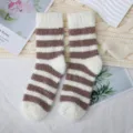 Accoglienti calzini in pile corallo a righe marroni bianche, calzini invernali caldi. - Taglia unica / Marrone