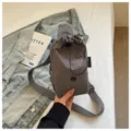 Leichte Kordelzug-Brusttasche, neue kleine multifunktionale Umhängetasche für Damen. - Grau
