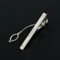 Silberne geometrische Herren Krawattenklammer mit Kette, elegante Business Anzug Krawatte. - Quadratmeter