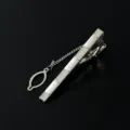 Silberne geometrische Krawattenklammer für Herren, elegantes Business-Accessoire mit Kette. - M5